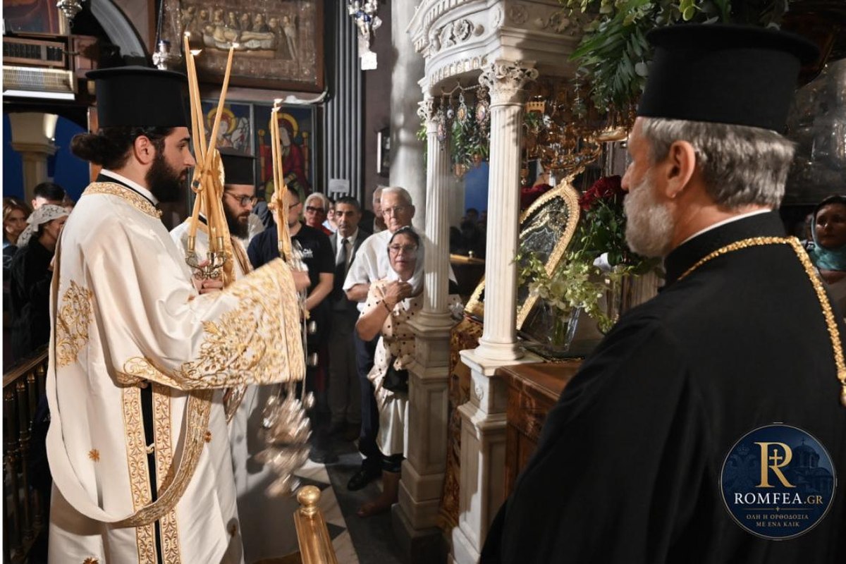 Ιερείς μπροστά στη Θαυματουργό Εικόνα μέσα στον ναό