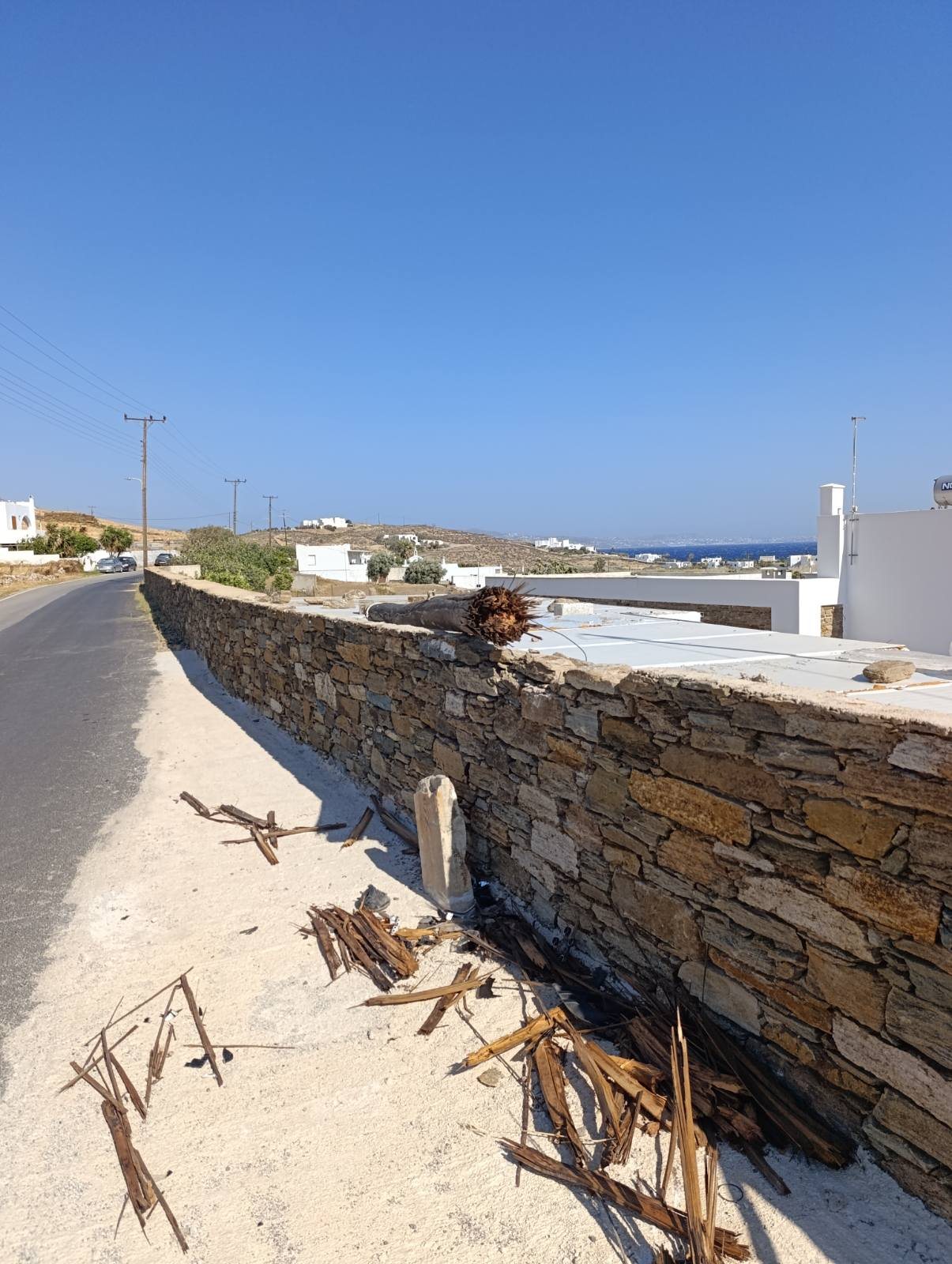 Συντρίμμια και σπασμένα ξύλα στο έρεισμα της επαρχιακής οδού στο Σμόβολο