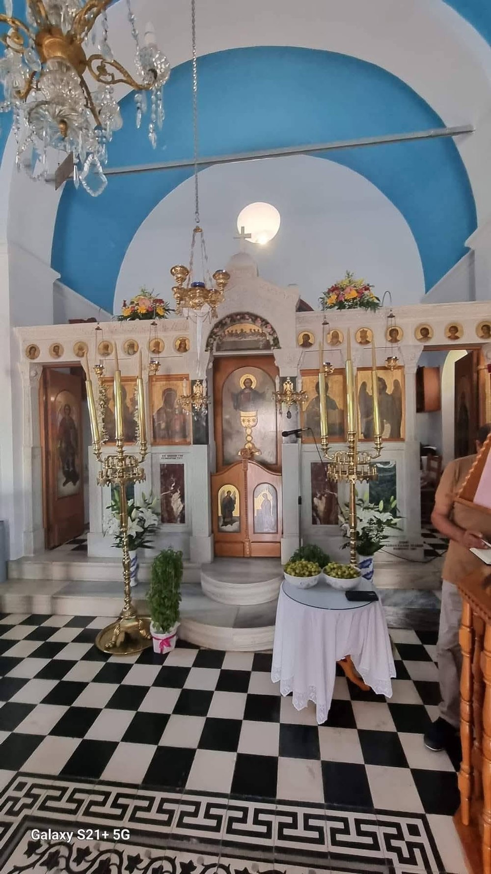 Το τέμπλο του ναού με τα μανουάλια και τα κρίνα, πριν την ακολουθία