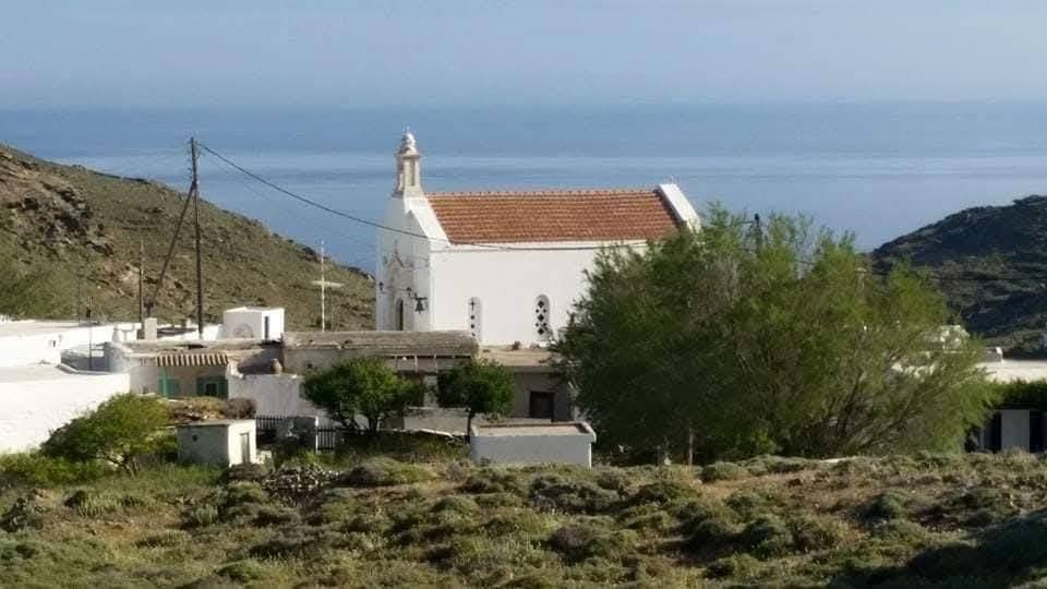 Ο ναός της Μεταμορφώσεως στον Μαμάδο με τη θάλασσα στο βάθος