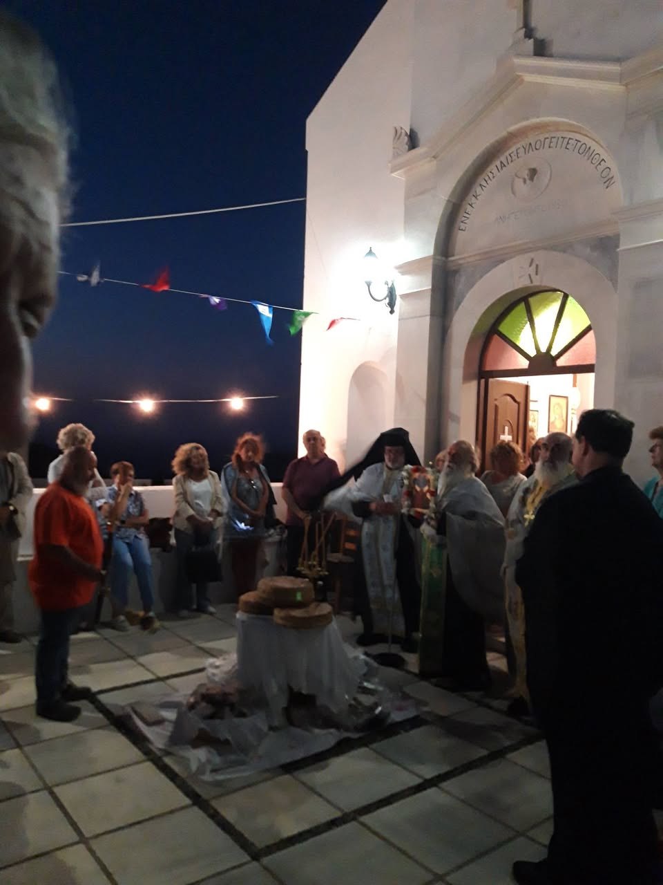 Πλήθος πιστών στο προαύλιο του ναού της Μεταμορφώσεως στον Μαμάδο Τήνου