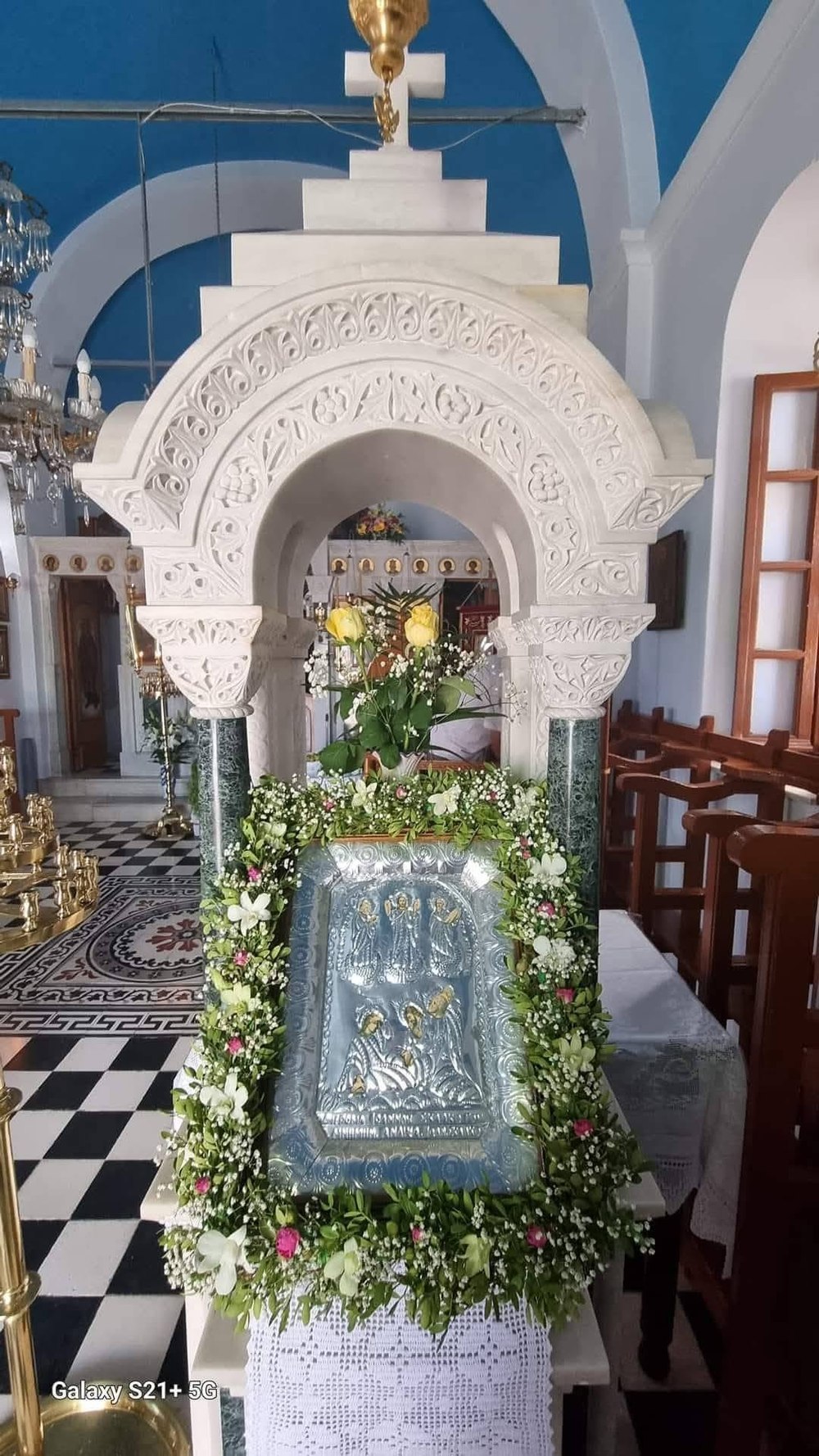 Το μαρμάρινο προσκυνητάρι με την ασημένια εικόνα της Μεταμορφώσεως
