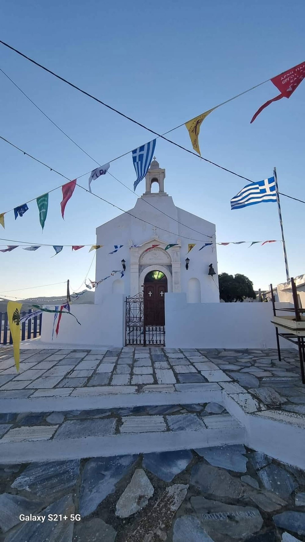 Το εκκλησάκι της Μεταμορφώσεως στον Μαμάδο στολισμένο με σημαιάκια