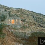 Στην Τήνο, ένα σπίτι αφήνει την ατέλεια να γίνει η μεγαλύτερη αρετή του