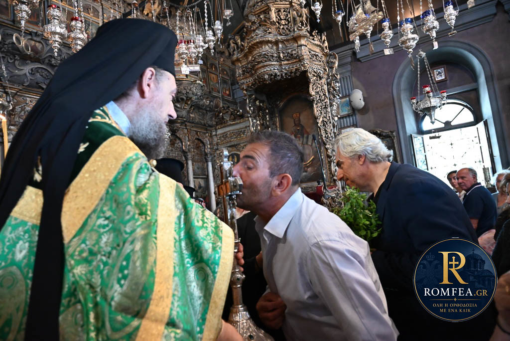 Πιστοί προσκυνούν τον Τίμιο Σταυρό στην Ευαγγελίστρια Τήνου