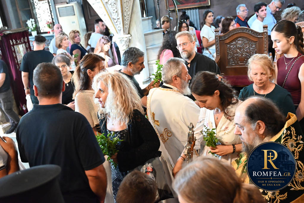 Διανομή βασιλικού στους πιστούς μετά την Ακολουθία της Προόδου του Τιμίου Σταυρού