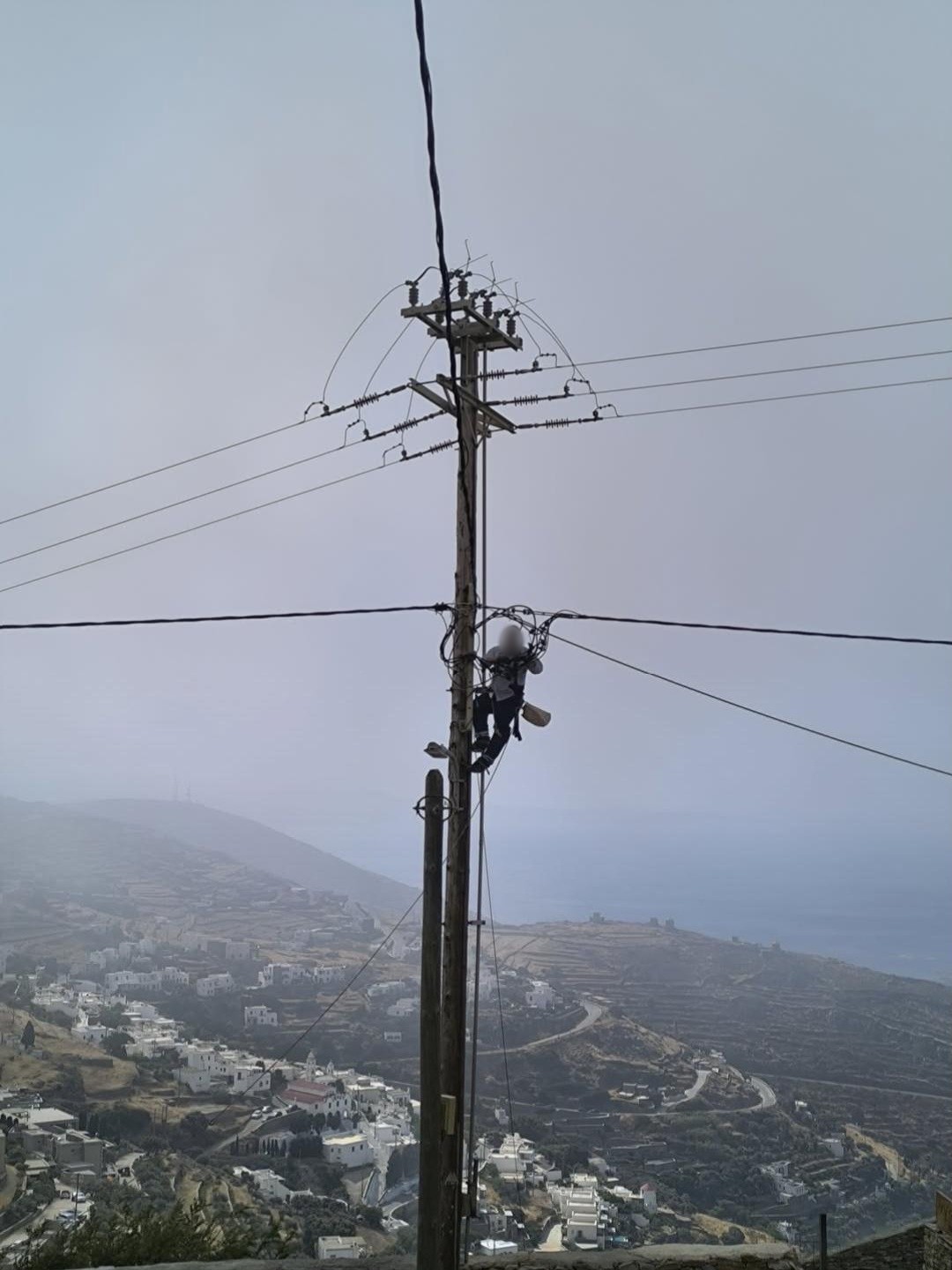 Τεχνίτης εργάζεται πάνω σε στύλο του δικτύου χωρίς κράνος, στον Αρνάδο Τήνου