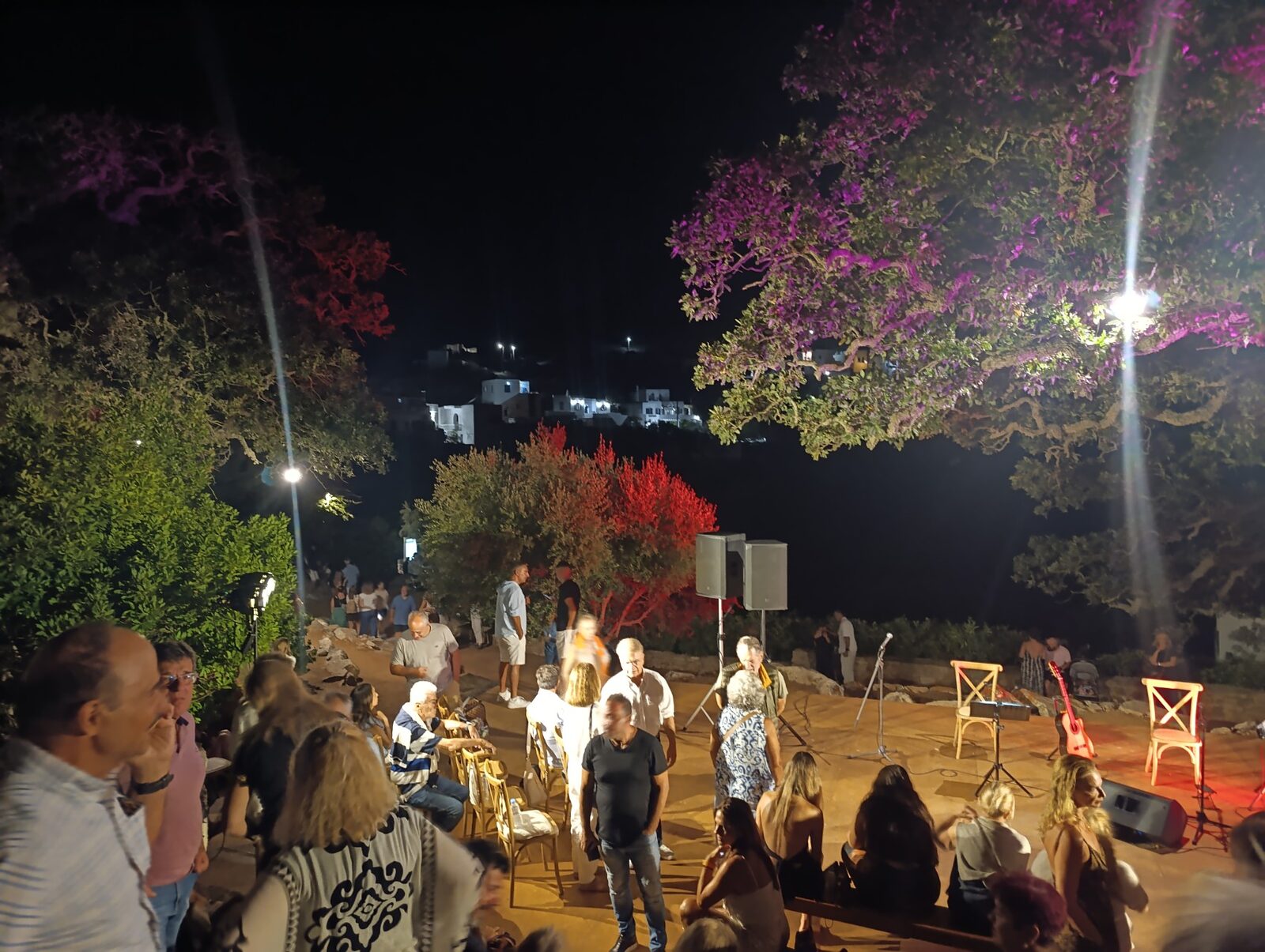 Ο κόσμος όρθιος στο διάλειμμα