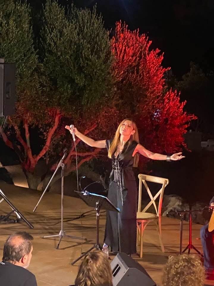 Η Ευρυδίκη με ανοιχτά χέρια