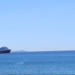 Πάρος, 18 Αυγούστου: τα απόνερα δύο ταχύπλοων πέταξαν δύο λουόμενους στα βράχια — τι ισχύει και στην Τήνο