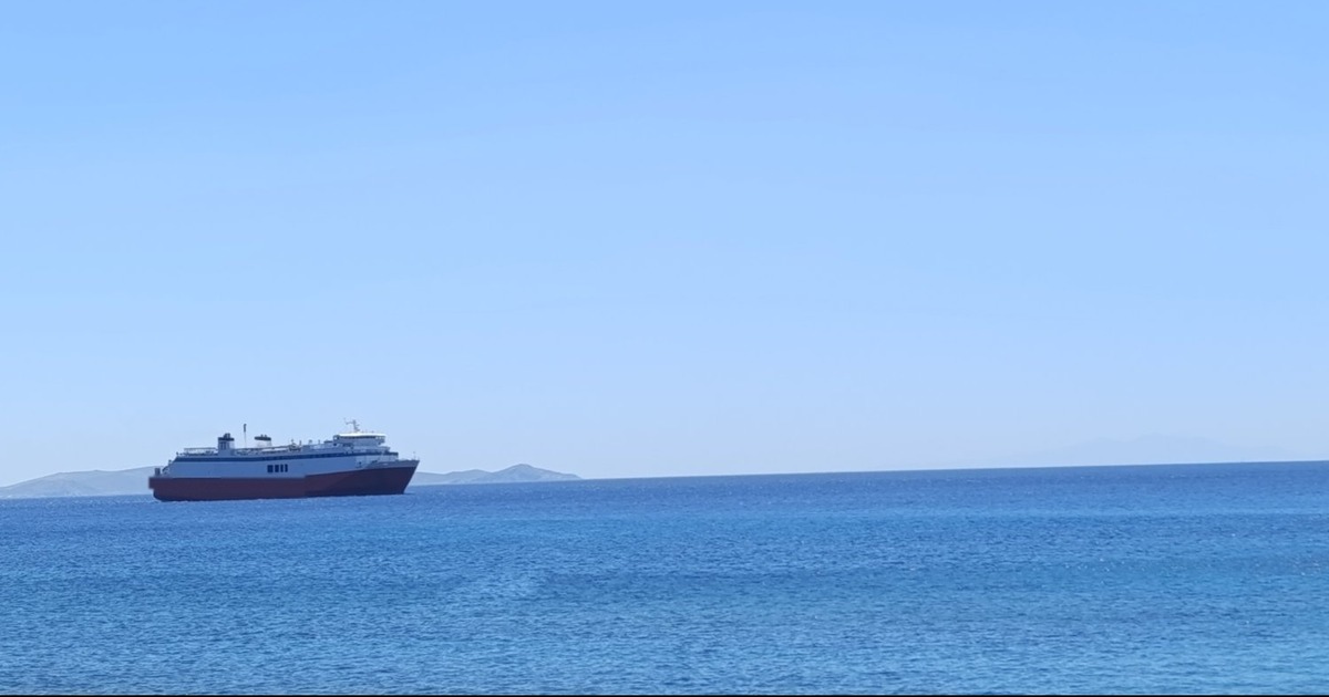 Επιβατηγό οχηματαγωγό πλοίο της ακτοπλοΐας σε ήρεμη θάλασσα στις Κυκλάδες, φωτογραφία αρχείου χωρίς διακριτικά εταιρείας