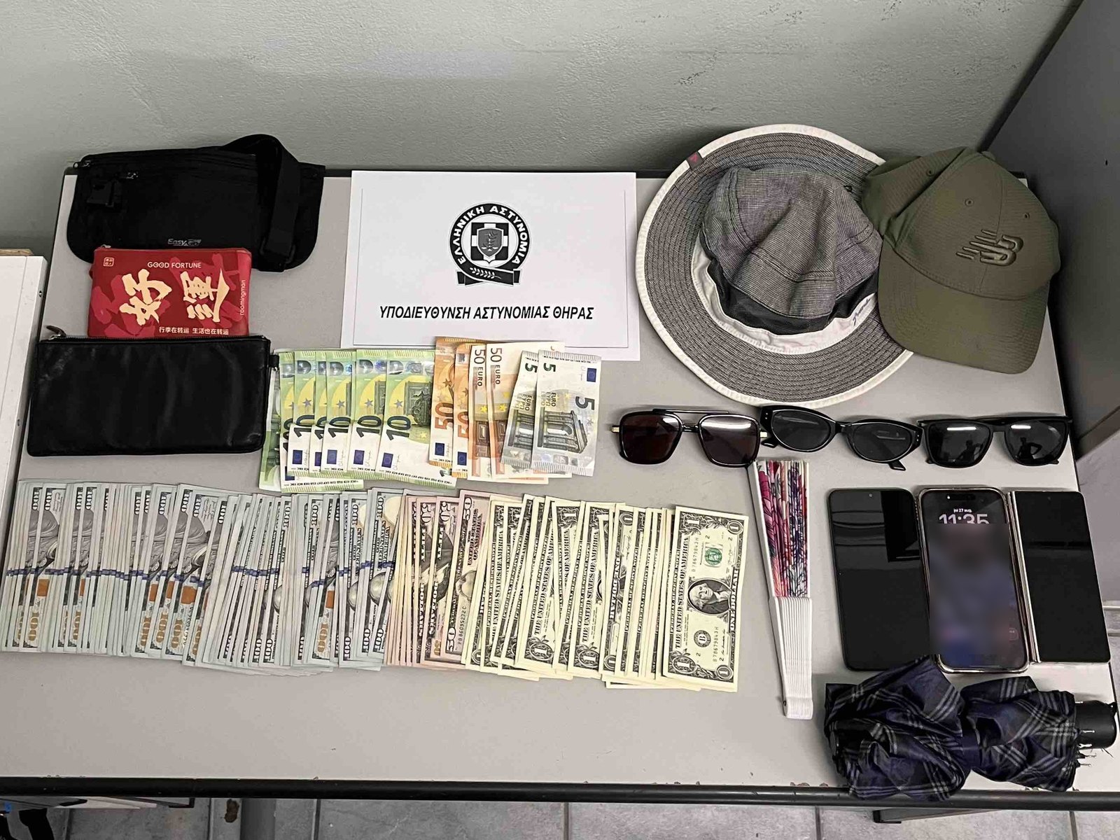 Τα κατασχεθέντα: πορτοφόλια, ευρώ και δολάρια, καπέλα, γυαλιά ηλίου, βεντάλια και κινητά τηλέφωνα