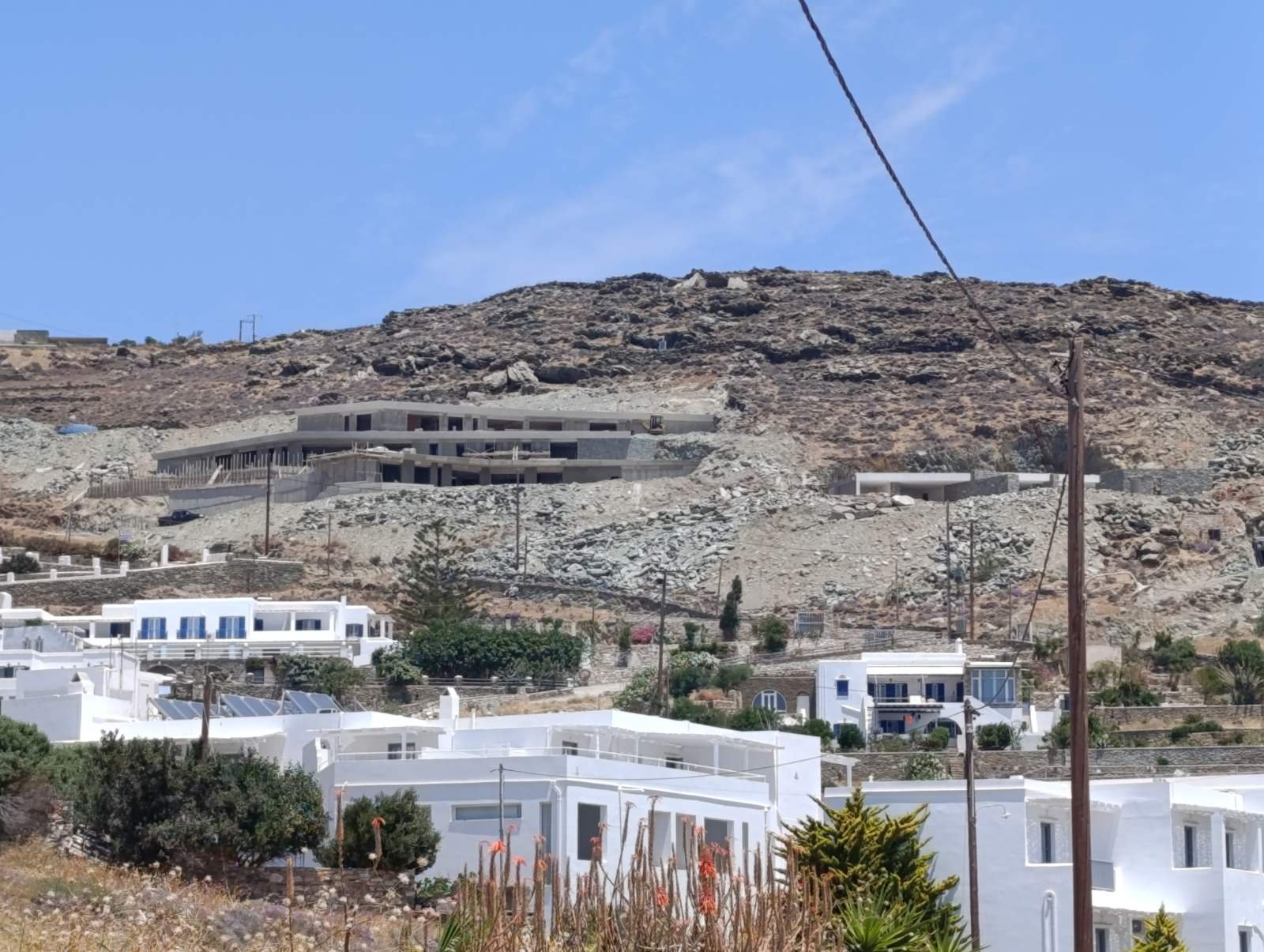 Νέα κατασκευή πάνω από τον οικισμό στον Άγιο Ιωάννη Πόρτο Τήνου