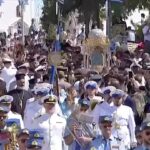 Οι καμπάνες, η φρεγάτα κι ένα ποτάμι ανθρώπων: η ώρα που η Μεγαλόχαρη κατέβηκε στο λιμάνι της