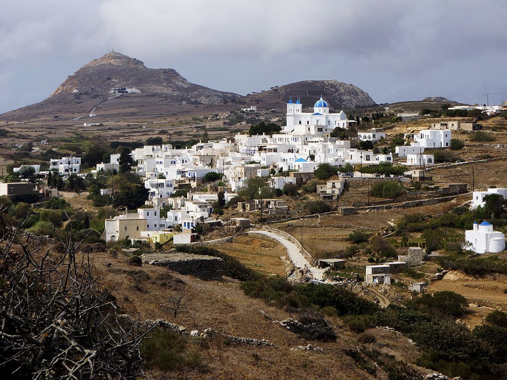Χωριό της Τήνου με πεζούλες και ξερολιθιές