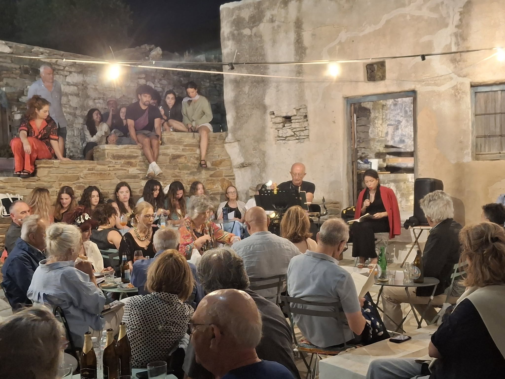 Βραδιά ποίησης και σαξοφώνου στον Τριπόταμο Τήνου, με αναγνώσεις από τη συλλογή «Με τα μάτια στη Γάζα» του Ντίνου Σιώτη