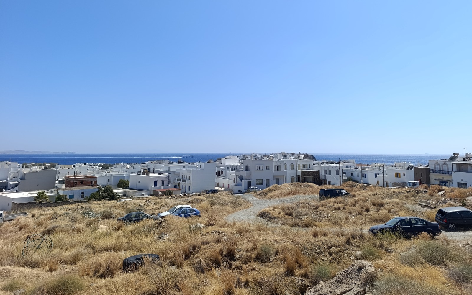 Παρκαρισμένα αυτοκίνητα σε χωράφι στα περίχωρα της Χώρας της Τήνου