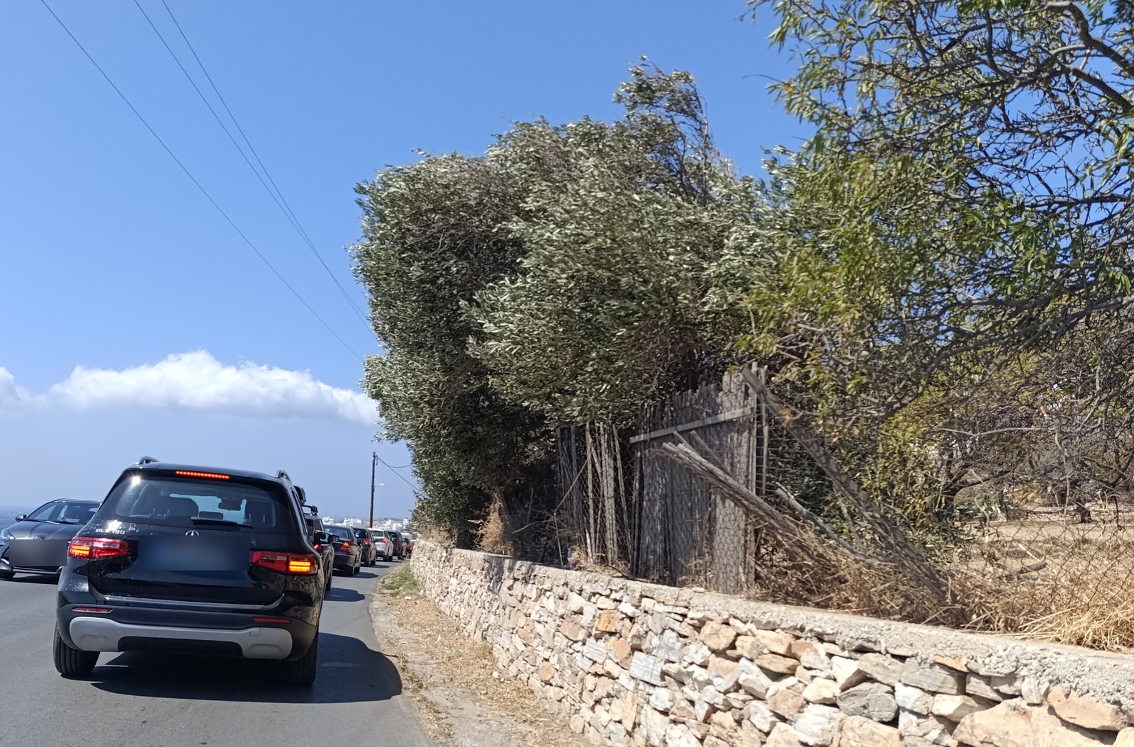 Ουρά αυτοκινήτων σε επαρχιακό δρόμο του νησιού