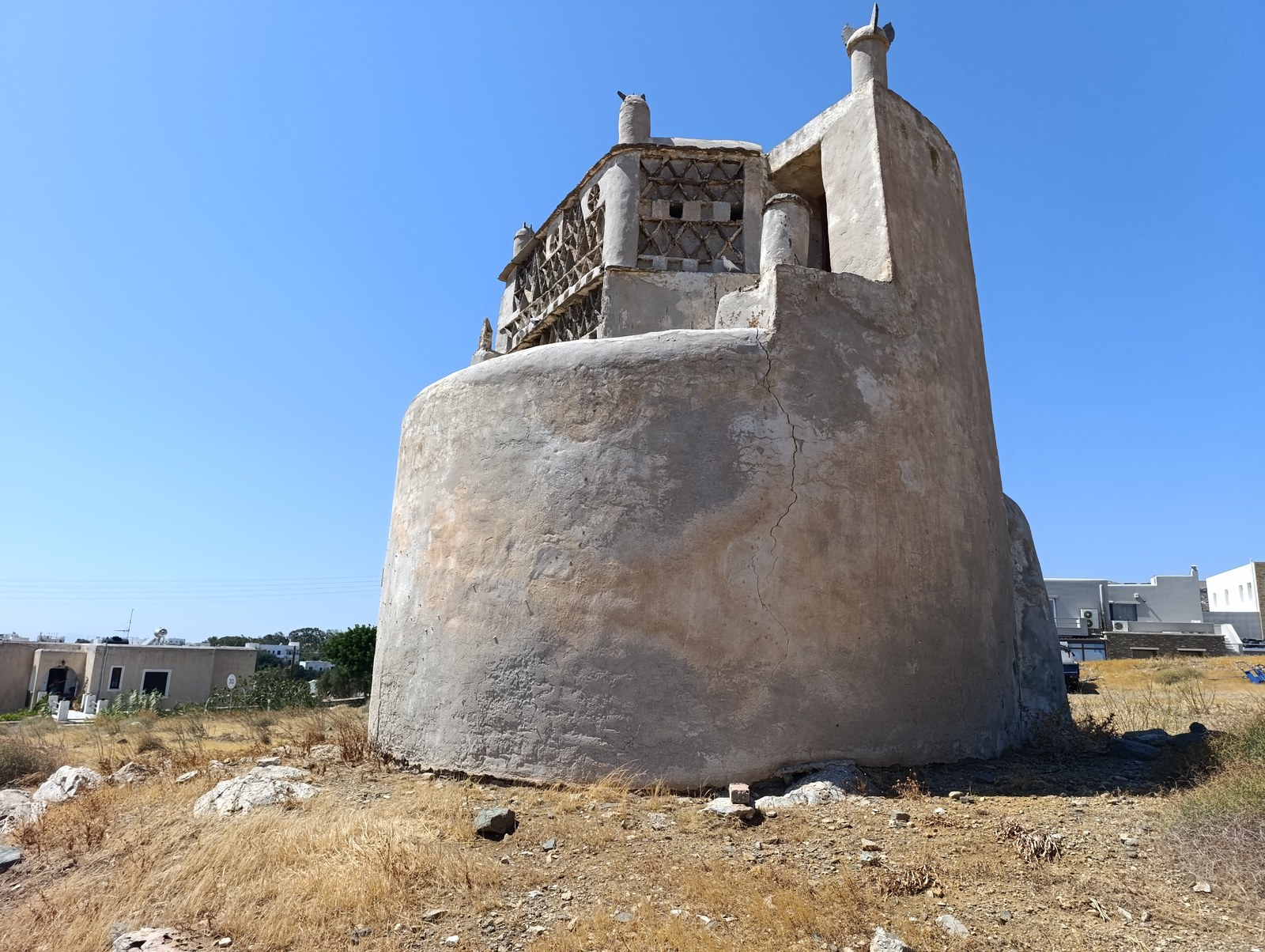 Περιστεριώνας με σύγχρονες κατοικίες στο βάθος