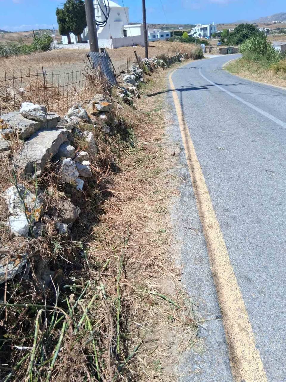 Καθαρισμένο έρεισμα δίπλα σε ξερολιθιά