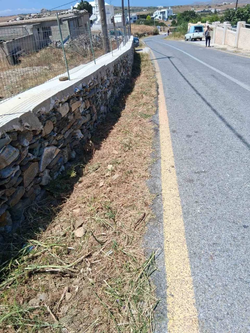 Καθαρισμένη άκρη δρόμου μέσα στον οικισμό
