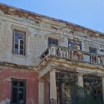 Το σπίτι «των Πατέρων» στο Βαρύ: μια ομορφιά που γέρνει