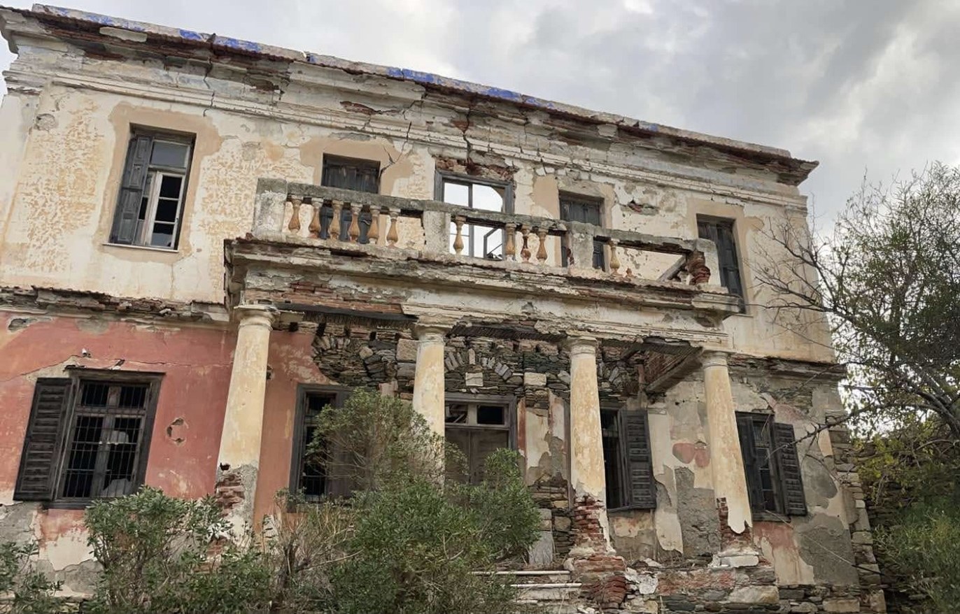 Η πρόσοψη του σπιτιού των Πατέρων στο Βαρύ με το μπαλκόνι και τις κολόνες