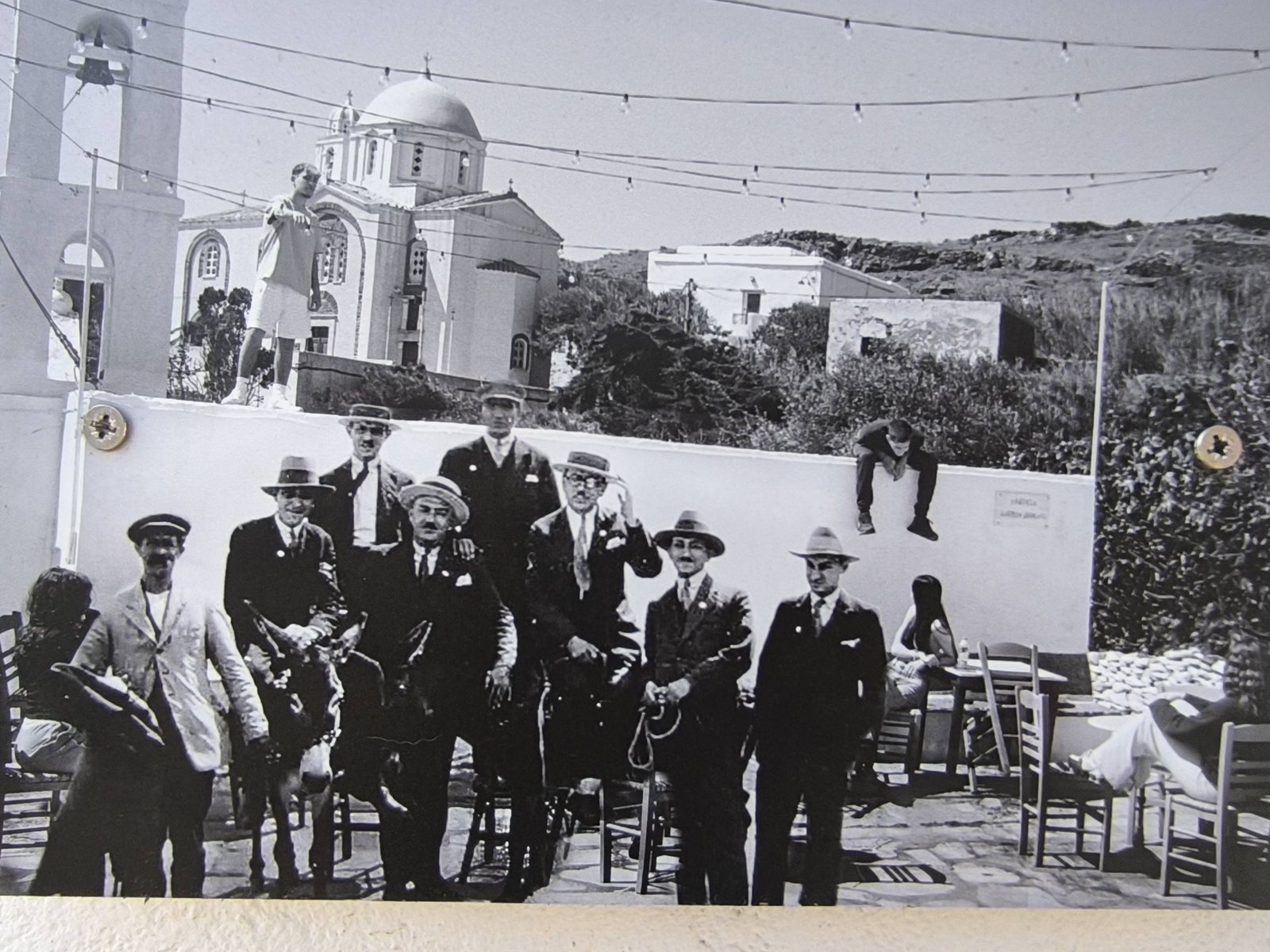 Παλιό πανηγύρι μπροστά σε εκκλησία — έκθεση Χατζηράδου
