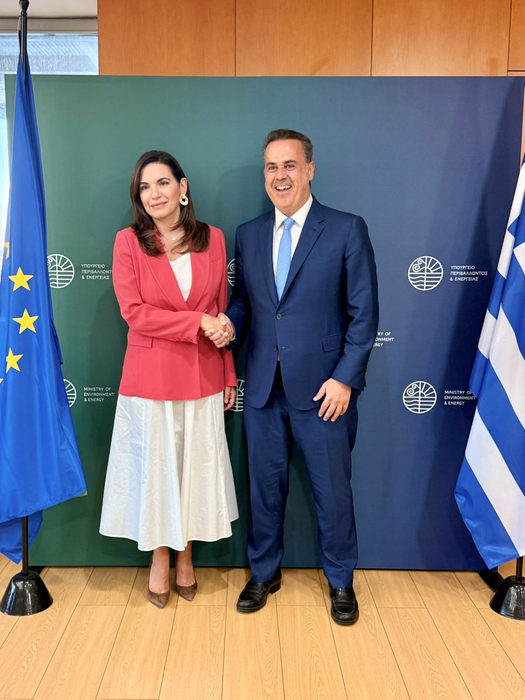 Η Όλγα Κεφαλογιάννη και ο Σταύρος Παπασταύρου ανταλλάσσουν χειραψία μετά την υπογραφή της ΚΥΑ για το Ειδικό Χωροταξικό Πλαίσιο Τουρισμού