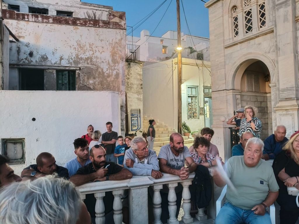 Γενική Συνέλευση στο προαύλιο της Αγίας Παρασκευής, Υστέρνια, 24 Αυγούστου 2026 — ο Σάκης Τρίκης με τα χαρτιά στο χέρι