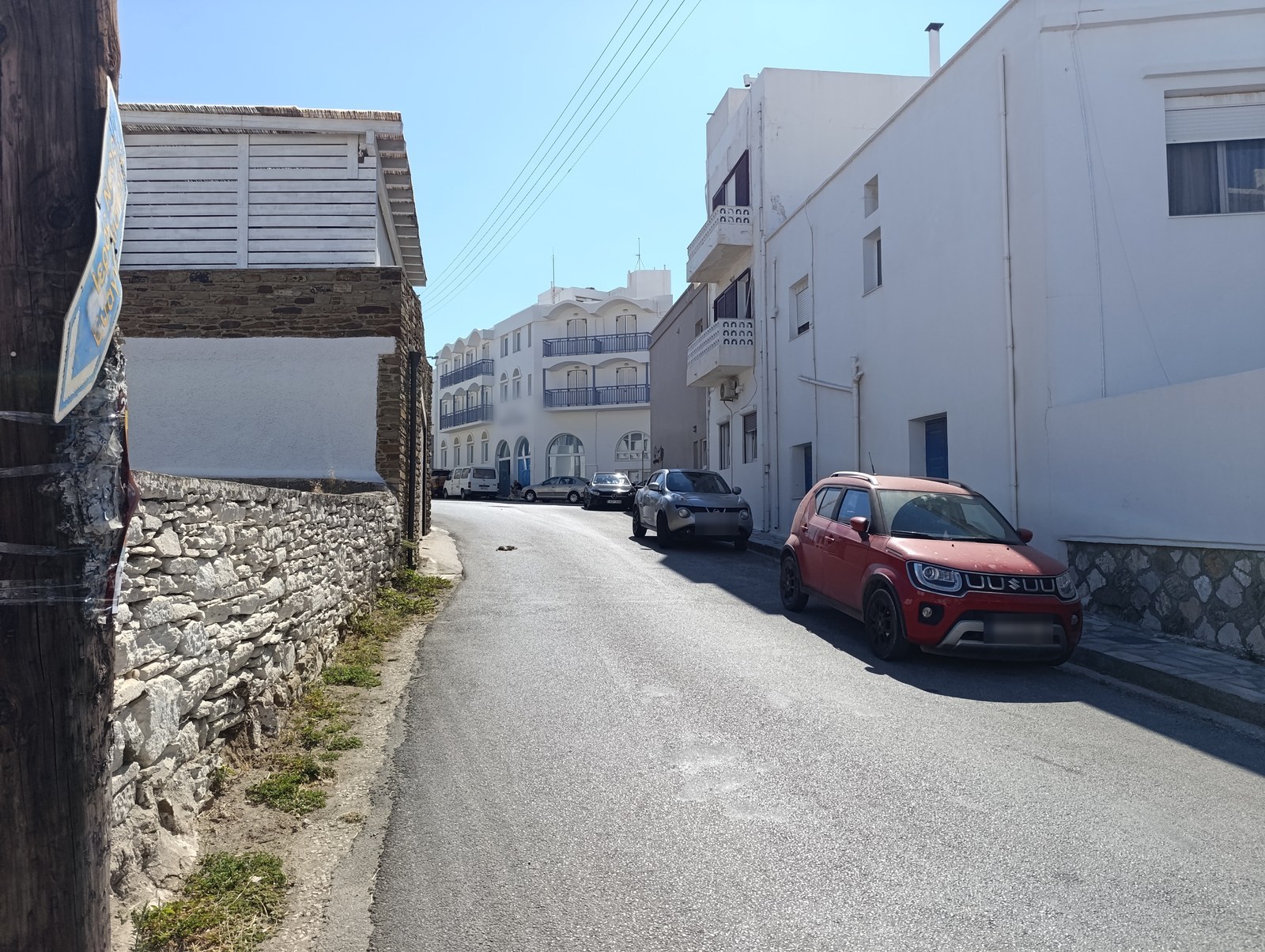 Δρόμος στην είσοδο της Χώρας της Τήνου
