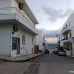 Ένα κολωνάκι στη γωνία: το μικρό μέτρο που άνοιξε τα περάσματα στη Χώρα της Τήνου