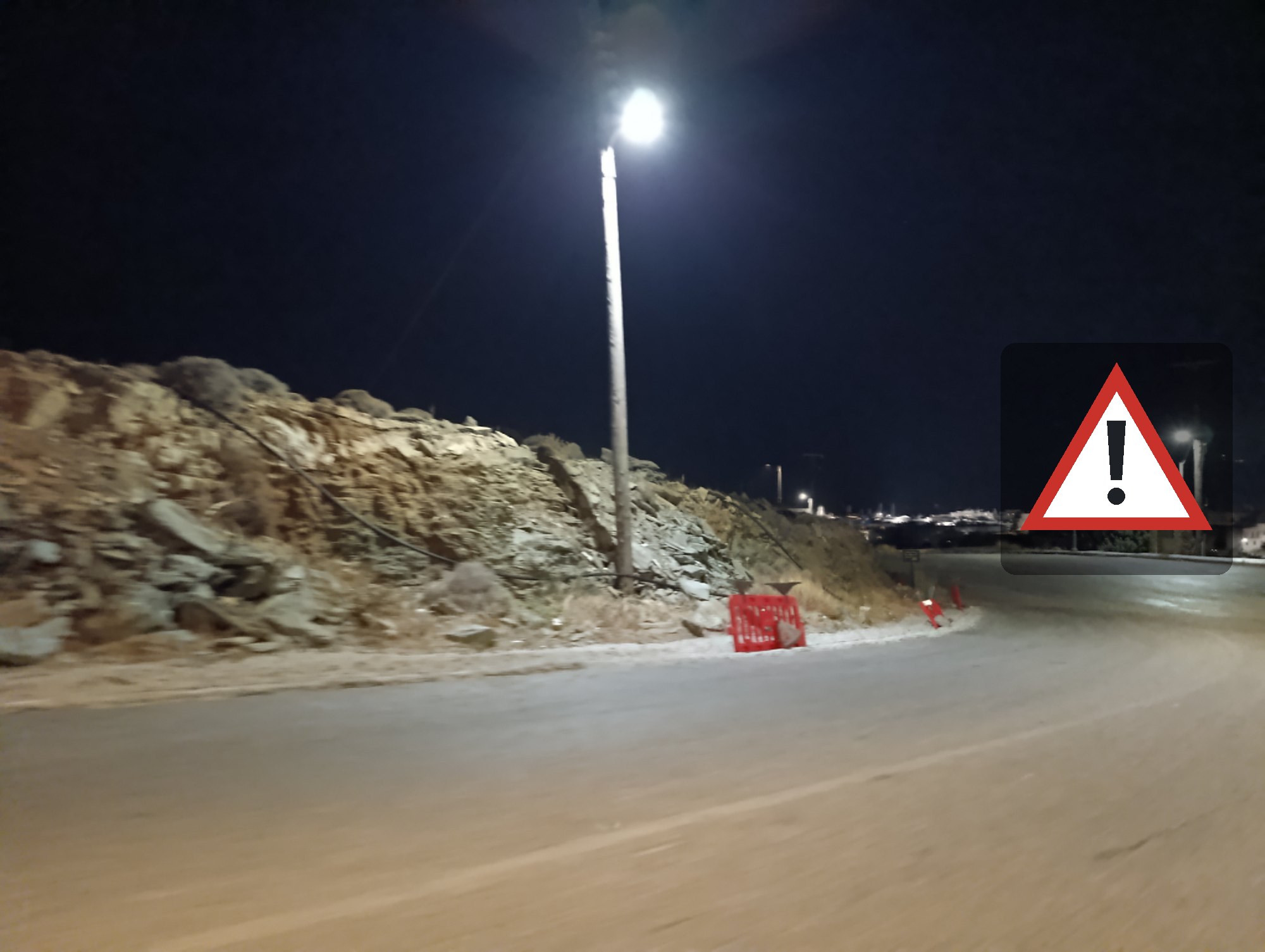 Κόκκινα πλαστικά κιγκλιδώματα δίπλα σε σκάμμα στη στροφή του κόμβου Λεωφόρου Τριποτάμου – Περιμετρικής, στη Χώρα της Τήνου, τη νύχτα
