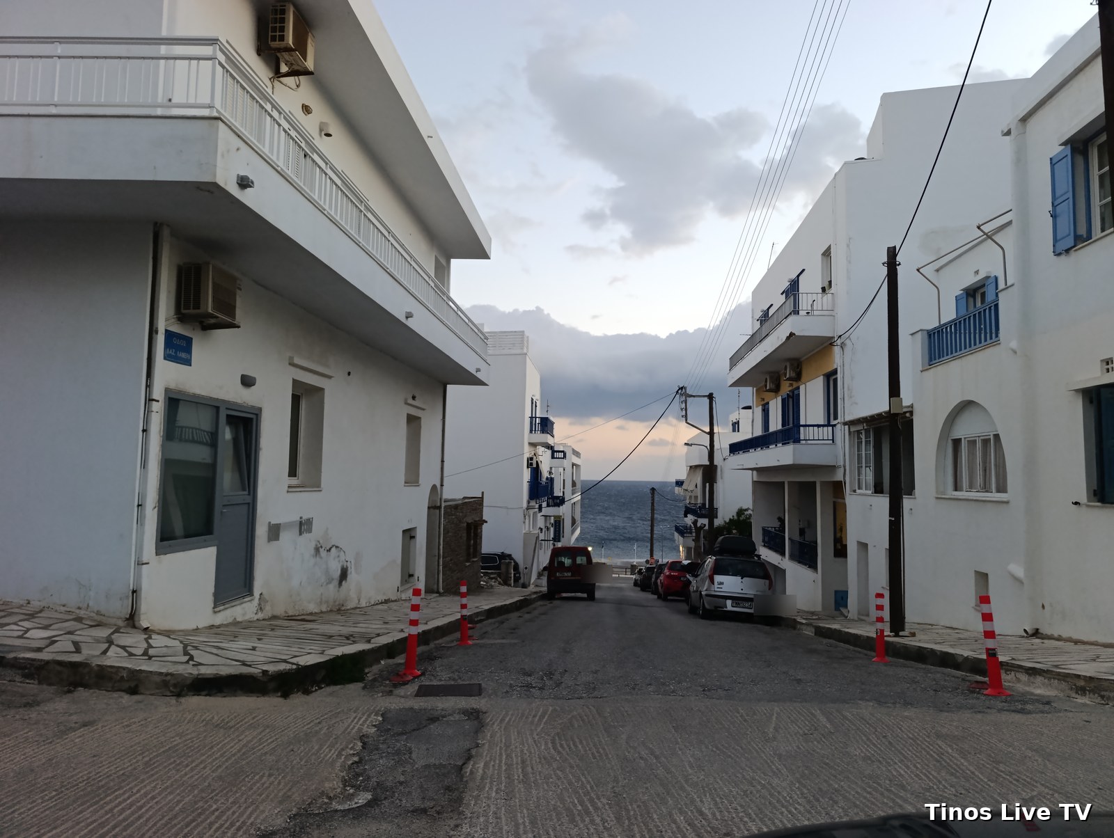 Η Οδός Λαζάρου Λαμέρα προς τη θάλασσα, με τα κολωνάκια να κρατούν ελεύθερες τις δύο γωνίες της διασταύρωσης