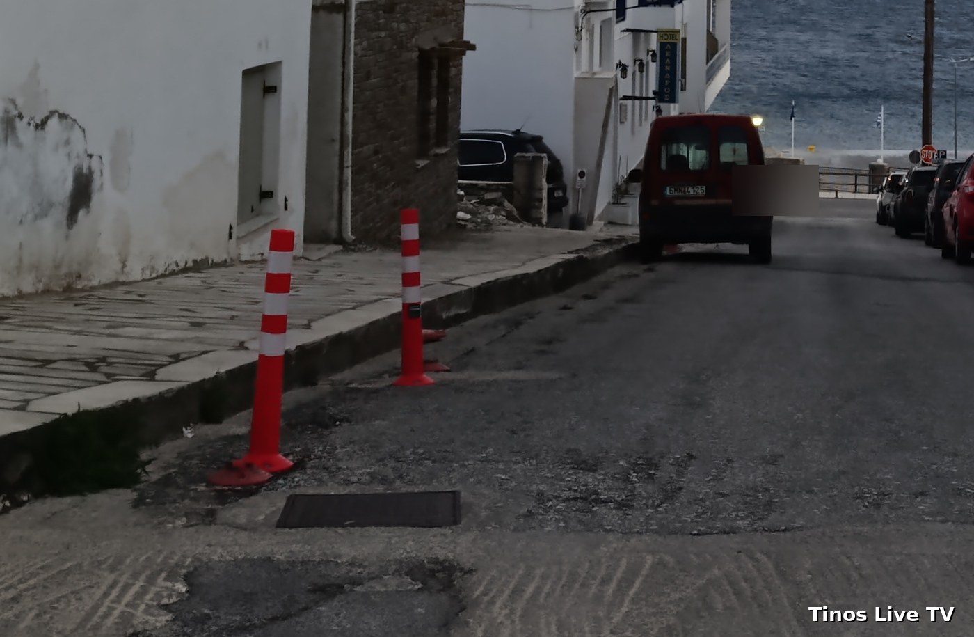 Κοντινό στα δύο εύκαμπτα κόκκινα-λευκά κολωνάκια στην άκρη του πεζοδρομίου, στη γωνία της Οδού Λαζάρου Λαμέρα