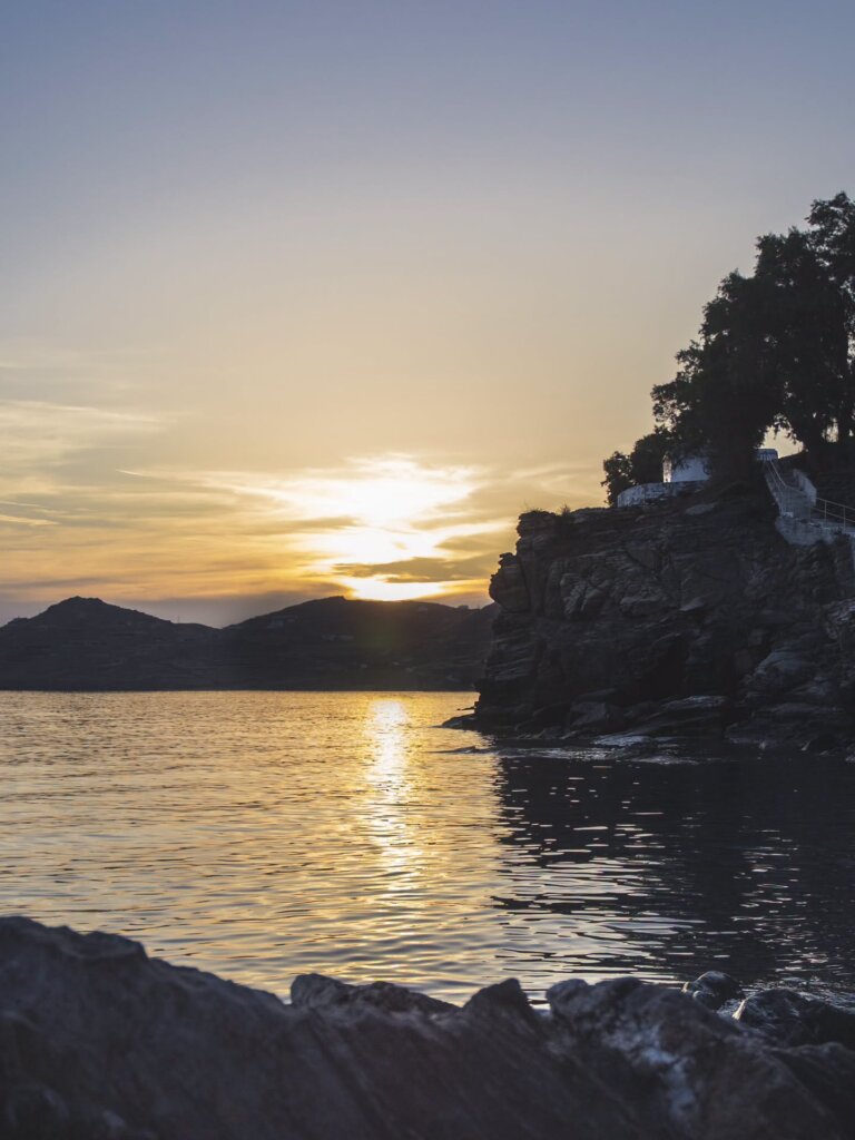 Ηλιοβασίλεμα στον Άγιο Μάρκο της Τήνου, με τη βραχώδη μύτη και το αρμυρίκι