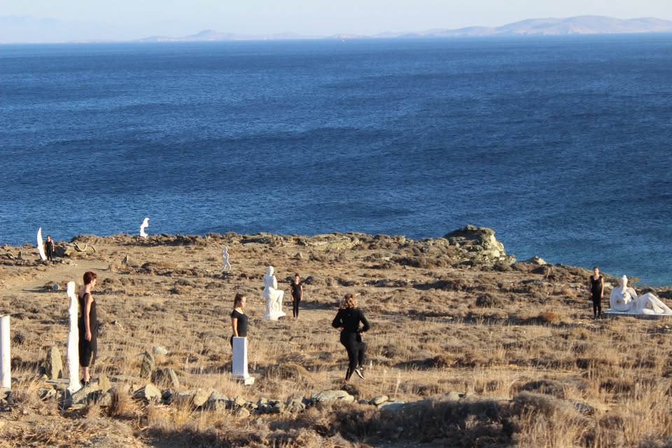 Λευκά γλυπτά πάνω στον βράχο πίσω από το Βρέκαστρο, με το Αιγαίο στο βάθος (2018)