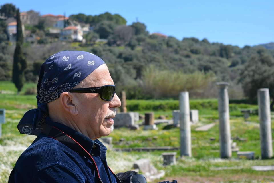 Ο Φαέθων Γρυπάρης σε προφίλ μπροστά σε αρχαίους κίονες