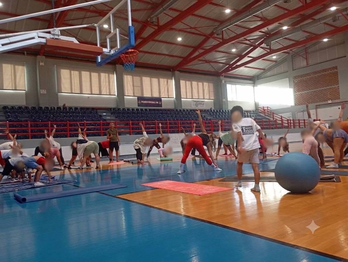 Συμμετέχοντες σε άσκηση με μπάλες γυμναστικής στο κλειστό γυμναστήριο Τήνου