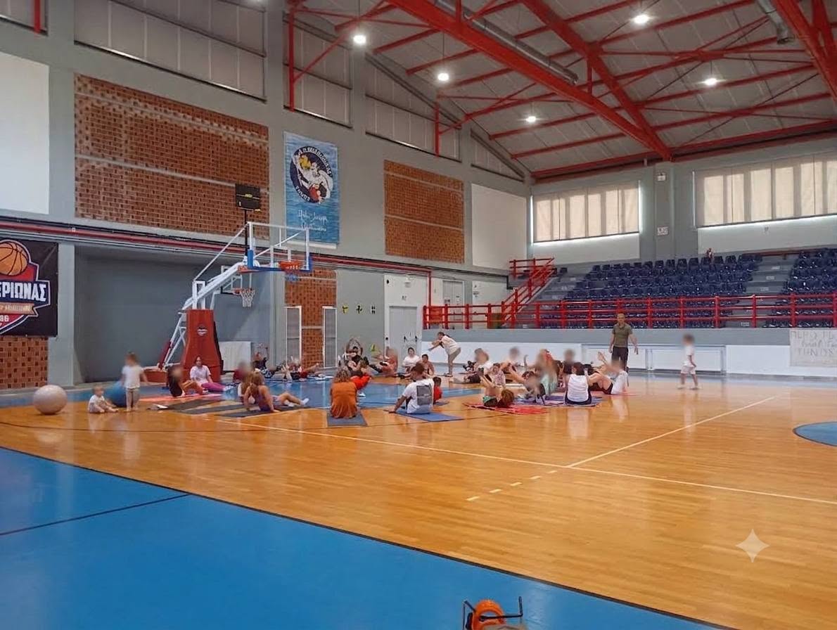 Πανοραμική άποψη του κλειστού γυμναστηρίου Τήνου με τους συμμετέχοντες στη δράση Pilates