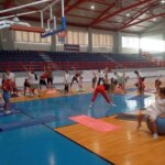 Pilates γονέων και παιδιών στο κλειστό γυμναστήριο — έσοδα για κλιματιστικά στο 2ο Δημοτικό