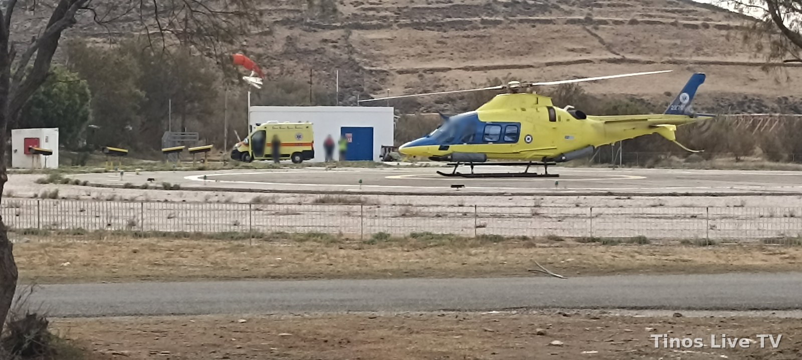 Ελικόπτερο αεροδιακομιδών και ασθενοφόρο του ΕΚΑΒ στο ελικοδρόμιο του Αγίου Φωκά στην Τήνο