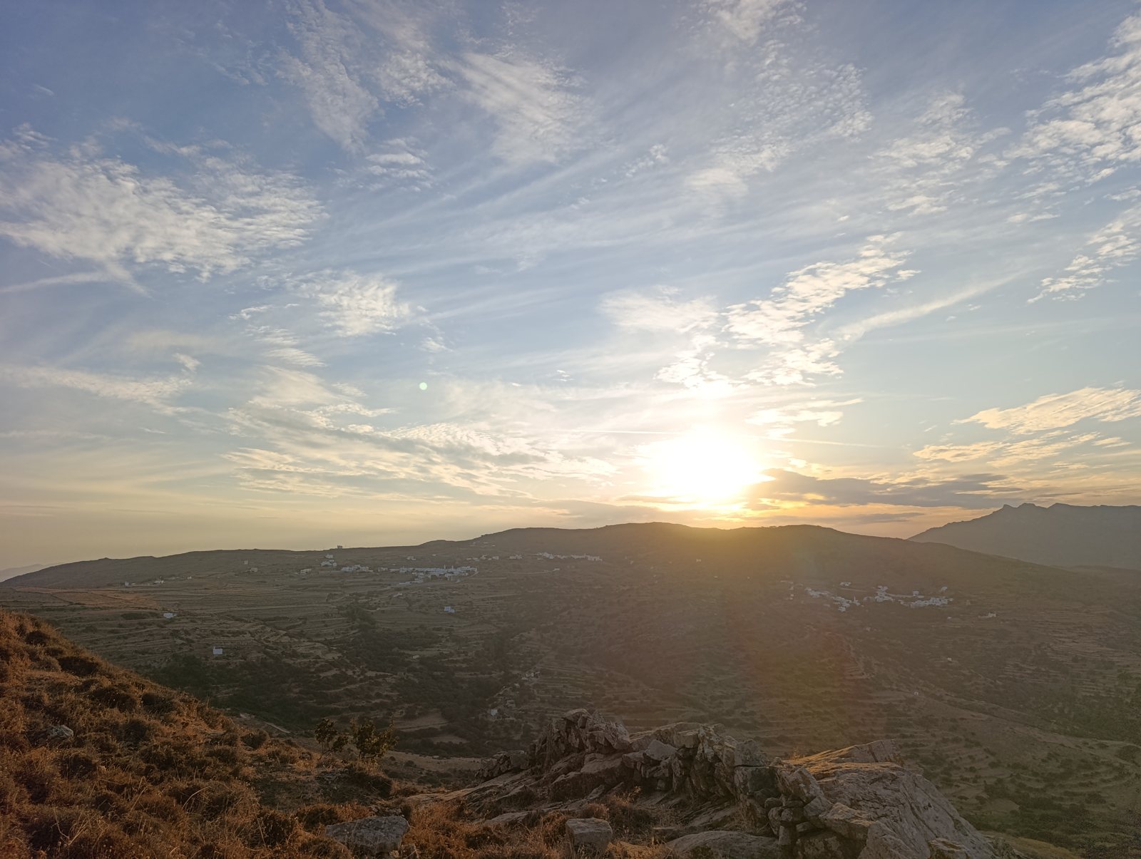 Ηλιοβασίλεμα πάνω από τα βουνά της Τήνου