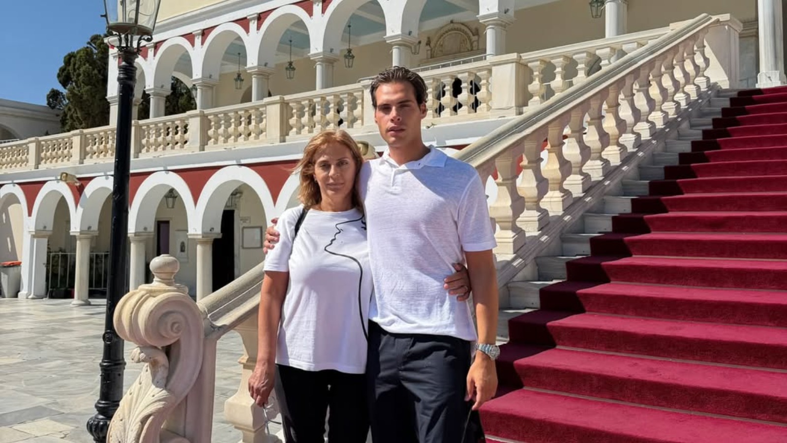 Ο Ανέστης Ευαγγελόπουλος με τη μητέρα του στη σκάλα του Ναού της Ευαγγελίστριας στην Τήνο
