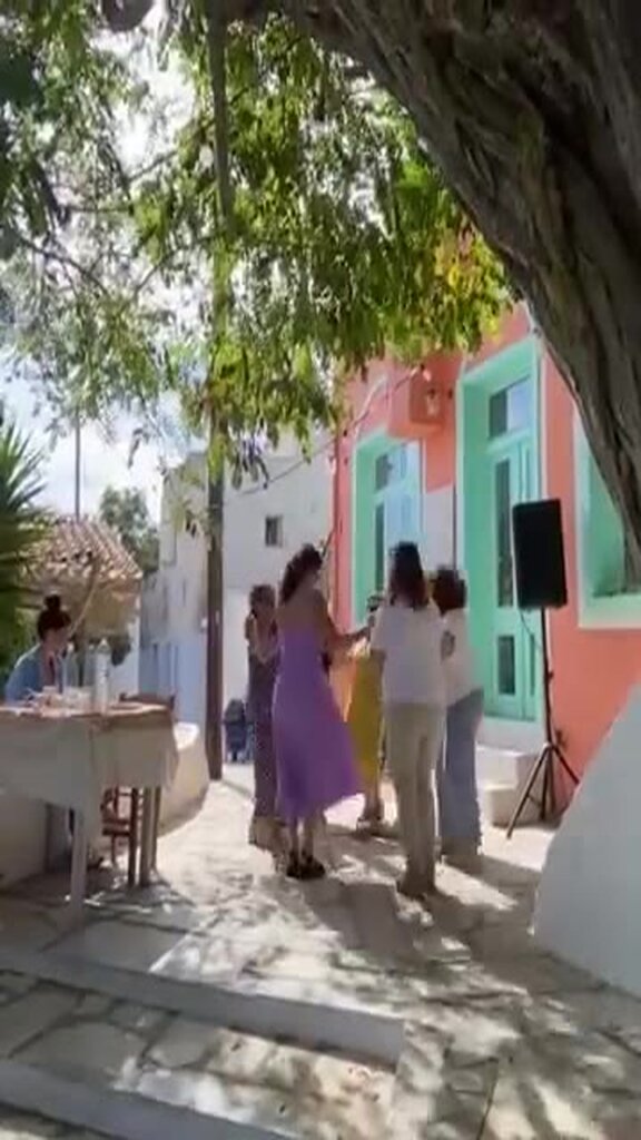 Κύκλος που χορεύει στο πλακόστρωτο του Αρνάδου