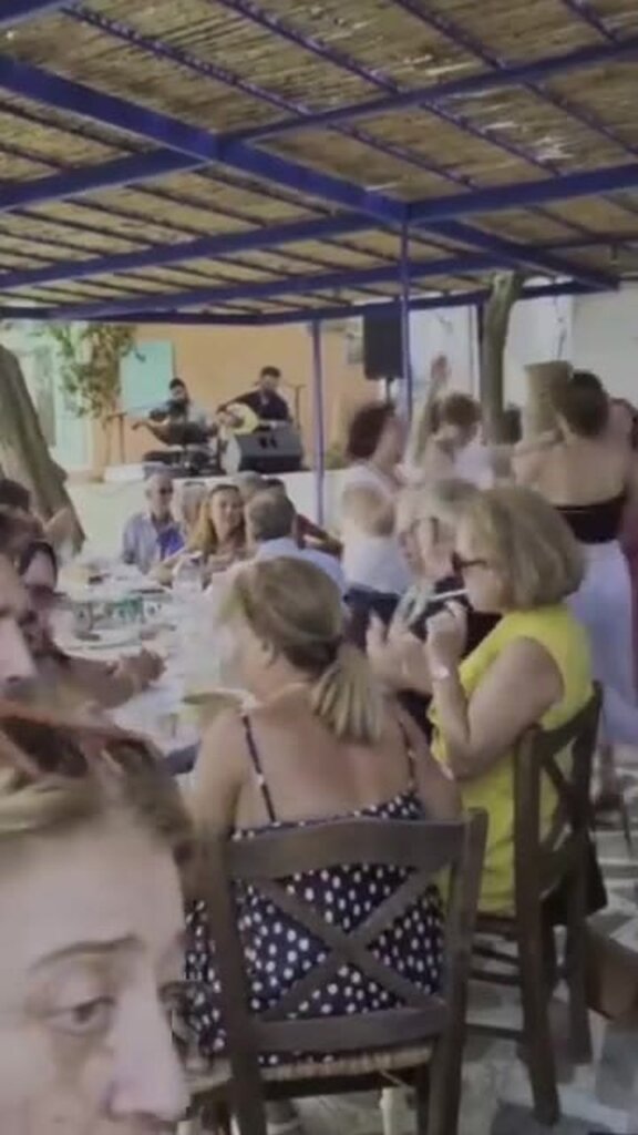 Παρέα στο τραπέζι στο γλέντι του Αρνάδου