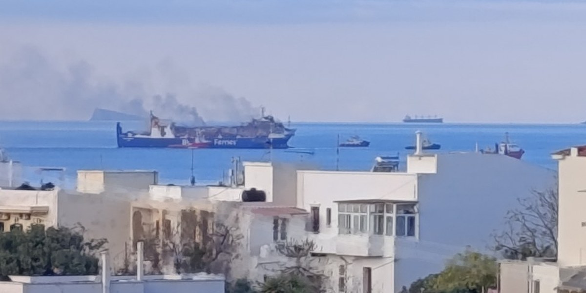 Το BLUE CARRIER 2 με καπνό και ρυμουλκά, από τη Χώρα της Τήνου, 26/9/2026