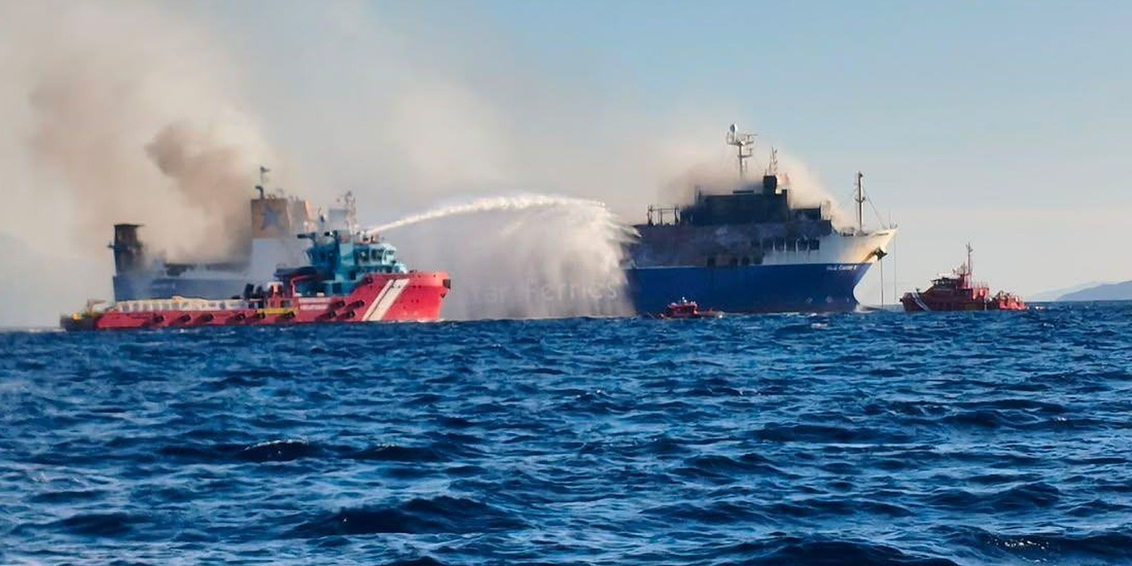 Το ναυαγοσωστικό ΑΙΓΑΙΟΝ ΠΕΛΑΓΟΣ ρίχνει νερό στο φλεγόμενο BLUE CARRIER 2, 25 Σεπτεμβρίου 2026