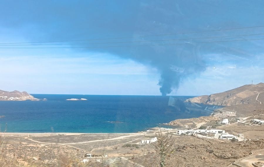 Στήλη μαύρου καπνού στον ορίζοντα από τη φωτιά στο BLUE CARRIER 2, όπως φαινόταν από τη Μύκονο