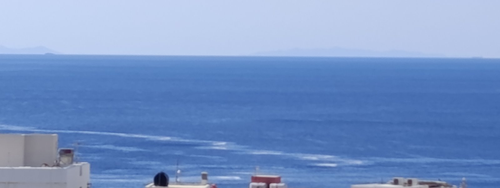 Λευκές λωρίδες αφρού στη θάλασσα έξω από το λιμάνι της Τήνου, πρωί Σαββάτου 26/9/2026